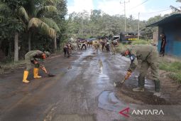 Satgas Indonesia 2 bersih-bersih material vulkanik erupsi Lewotobi