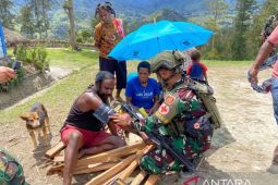 Satgas Habema cek kesehatan warga saat patroli di Ilaga