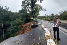 Lintas Parapat longsor, Polisi ingatkan ini kepada pengendara