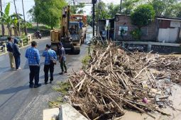 BPBD Madiun bersihkan sampah di aliran sungai kurangi dampak banjir