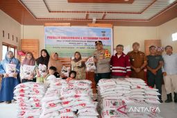 PT SMGP bersama Polres Madina salurkan bantuan 2,5 ton beras bagi masyarakat Sibanggor