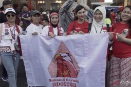 Srikandi Indonesia tetap dukung timnas meski hujan deras di laga melawan Arab Saudi