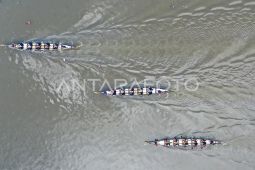 Lomba balap perahu naga
