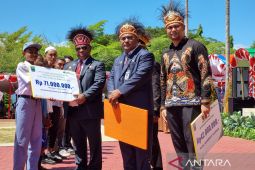BPJamsostek salurkan beasiswa Rp387 juta untuk pelajar di Papua Barat
