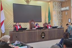 Seorang ibu yang digugat anaknya di Karawang divonis satu tahun dua bulan penjara
