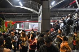 KRL Rangkasbitung alami kendala operasional akibat percikan api