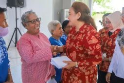 Sambut HUT ke-25, DWP Ambon berbagi kasih dengan lansia di Panti Sosial Ina Kaka