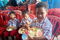 Pemprov PBD beri ikan kepada siswa SD untuk Makan Bergizi Gratis