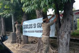 Satpol PP Bali turunkan spanduk Coblos Si Gundul yang marak di kota