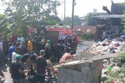 Paslon 02, Hasto-Wawan lanjutkan gerak "resik-resik" dan angkut sampah di Yogyakarta