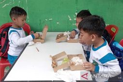 KKP gelar makan bergizi menu ikan pada siswa madrasah di Aceh