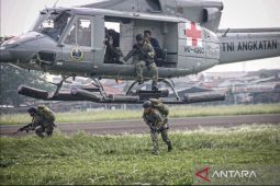 Prajurit Marinir TNI AL latihan operasi mobile udara di Lanudal Pondok Cabe Banten