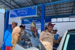 Pj Gubernur Sugito resmikan SPKLU PLN pertama di lingkungan kantor gubernur Babel