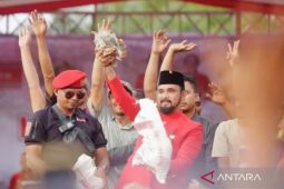 Masyarakat sumbangkan dua karung beras uang kepada Cabup Aceh Timur AZAN