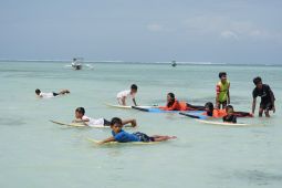 Sumbawa Barat programkan surfing masuk sekolah