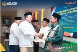 Menteri Nusron serahkan 12 sertipikat tanah wakaf kantor NU