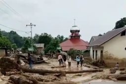 Tewaskan dua warga, petugas di Tapanuli Selatan bersiaga atasi banjir