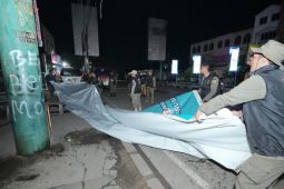 KPU Banten bersihkan APK dua kandidat Pilgub