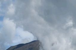 Tertutup awan, erupsi Gunung Ibu tidak terlihat
