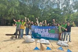 Mahasiswa UNG bersama warga kepulauan kerja sama bersihkan pantai