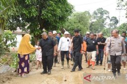 Pemkab Tapsel serahkan logistik ke korban banjir bandang