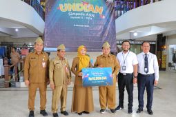 Bank Kalsel serahkan hadiah undian Simpedes ASN bagi ASN Banjarmasin