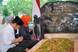 Khofifah-Emil ziarah ke makam Bung Karno jelang coblosan