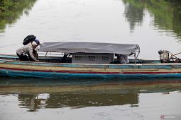 Distribusi logistik Pemilu menggunakan perahu di Sidoarjo