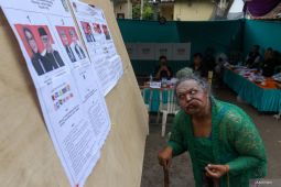 Kostum unik pemilih Pilkada serentak 2024