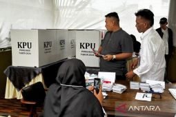 Diguyur hujan, pemilih antusias di TPS 15 tempat Bobby nyoblos