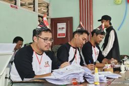 KPPS TPS 15 di Kota Malang kenakan aksesoris ulang tahun sukseskan pilkada