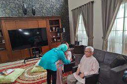 Sebelum nyoblos Pilkada Banten, Airin sungkem ke orang tua