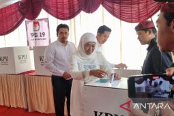 Cagub Khofifah salurkan hak pilih di TPS 19 SDN Margorejo VI