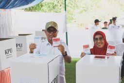 Bupati dan Wabup Luwu Timur salurkan hak suara di Kecamatan Malili