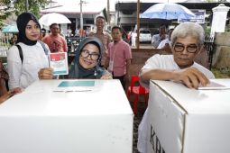 Wali Kota Pematangsiantar nyoblos di TPS 4 Kelurahan Simarito