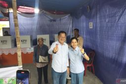 Isyak Meirobie gunakan hak pilih di TPS 03 Kelurahan Kota