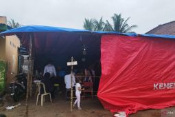 Meski diguyur hujan, proses pemungutan dan penghitungan surat suara pilkada di Bangka Selatan tetap berjalan