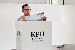 Wamendagri Bima Arya bersama keluarga salurkan hak suaranya di TPS 16 Kota Bogor