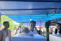 Dua calon Wali kota Ambon salurkan hak politik di Pilkada 2024