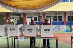 Anggota DPR Zulkifi Anwar salurkan hak pilih di TPS 11 Kota Baru Bandarlampung