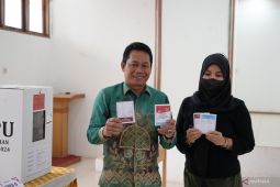 Bupati Balangan dan keluarga mencoblos bersama di TPS 07 Paringin
