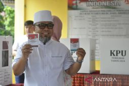 Cagub Bengkulu Helmi Hasan gunakan hak pilih