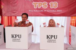 Bupati Bekasi salurkan hak suara di TPS 13 Deltamas