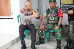 Momen akrab Kapolda Babel bincang dengan Babinsa saat cek TPS: "Anaknya jadi polisi, bapaknya tentara, soliditaskan"