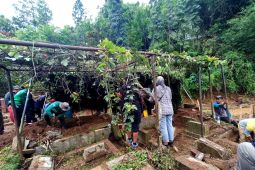 Pemkot Bandung merelokasi makam terdampak tanggul jebol di TPU Cikutra
