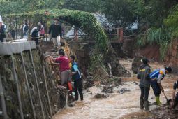 Pemkot Bandung memperbaiki tanggul jebol di TPU Cikutra