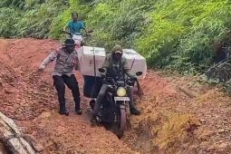 Polisi di Buru Selatan lewati jalan dan seberangi sungai terjal kawal kotak suara ke PPK