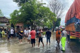 Polisi atur lalu lintas ruas Jalan Denpasar-Gilimanuk yang terendam banjir