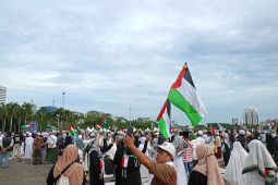 Massa reuni akbar PA 212 kompak nyanyikan Mars FPI berjudul "Aksi Bela Islam" di Monas