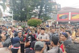 Ratusan warga Banjarbaru demo hasil pilkada ke DPRD